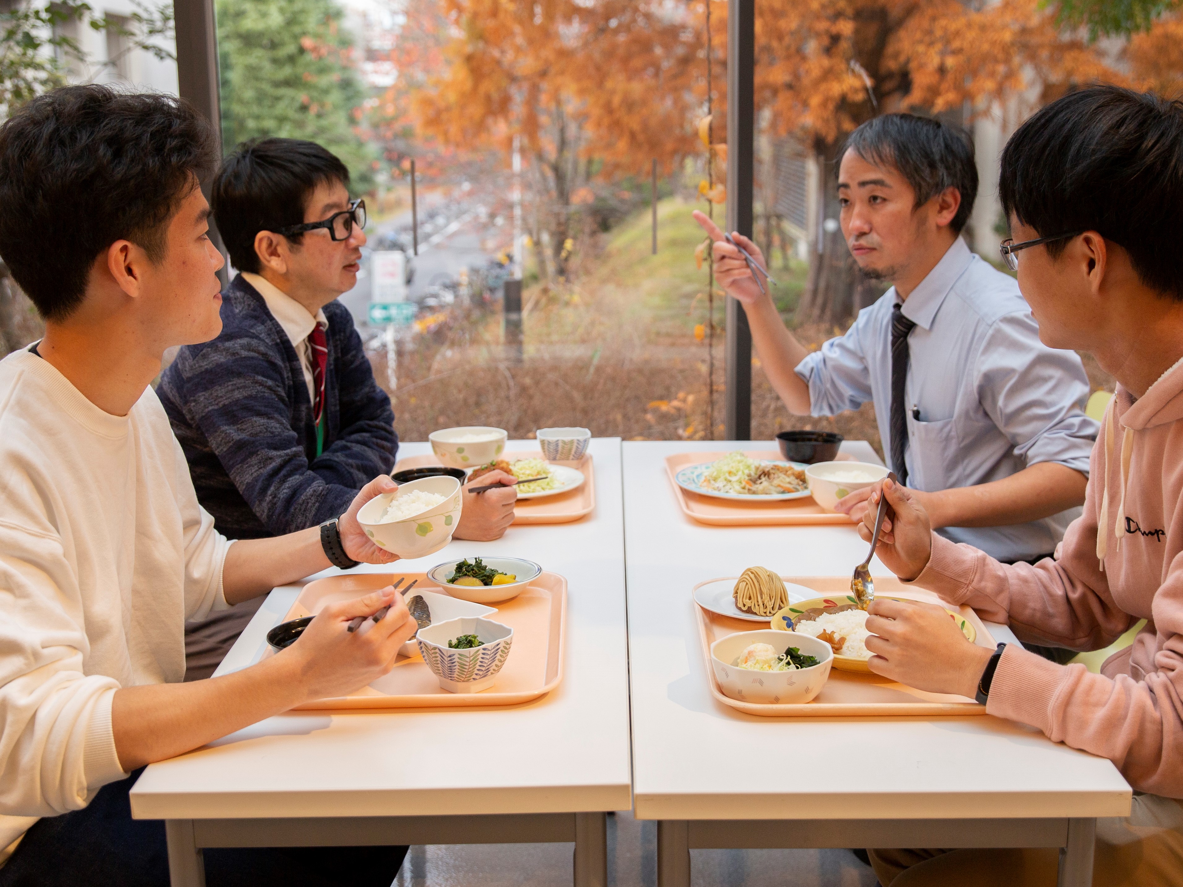 大学生になると友達だけでなく世代の違う人とも食堂で食事をすることも